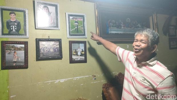 Luther Puang di rumahnya tunjukkan foto Mike Rajasa.