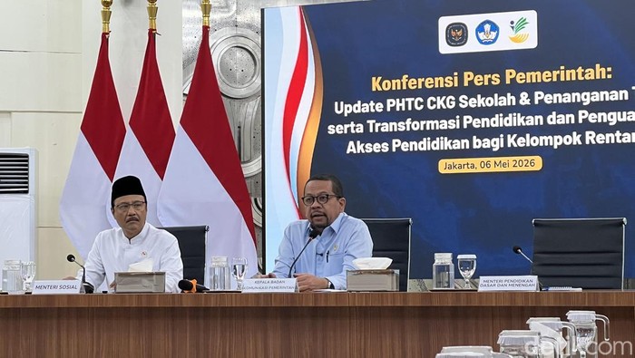 Mensos Gus Ipul dan Kepala Bakom RI Qodari. (Adhfar/detikcom)