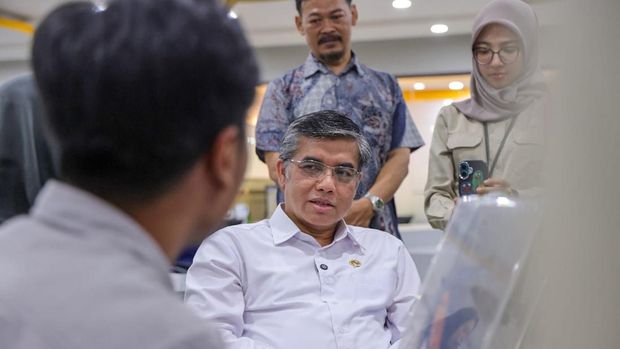 Menteri Ketenagakerjaan (Menaker) Yassierli saat meninjau pelaksanaan program pemagangan nasional di PT Yupi Indo Jelly Gum Tbk, Gunung Puteri, Bogor, Jawa Barat, Rabu (6/5/2026). (Dok. Kemnaker)