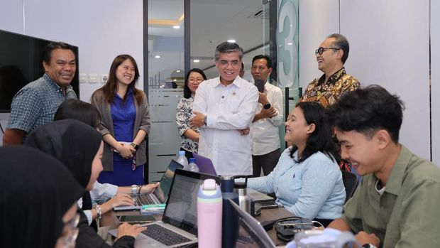 Menteri Ketenagakerjaan (Menaker) Yassierli saat meninjau pelaksanaan program pemagangan nasional di PT Yupi Indo Jelly Gum Tbk, Gunung Puteri, Bogor, Jawa Barat, Rabu (6/5/2026). (Dok. Kemnaker)