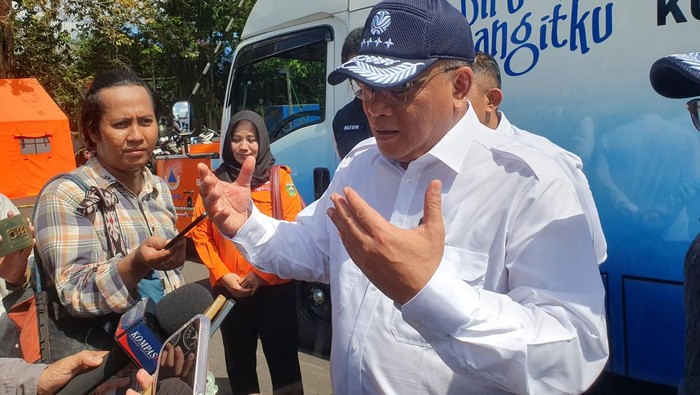 Menteri LH Jumhur Hidayat.