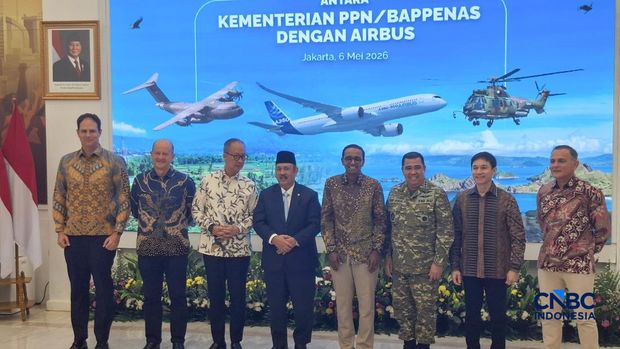 Menteri PPN/Kepala Bappenas Rachmat Pambudy, Menteri Perindustrian Agus Gumiwang Kartasasmita, dan jajaran Airbus Asia Pasific dalam Joint Declaration of Intent (JDI) di Kantor Kementerian PPN/Bappenas, Rabu (6/5/2026). (CNBC Indonesia/Chandra Dwi Pranata)