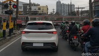 Mobil Listrik Bisa Terpapar Gelombang Rel Kereta? Ini Penjelasan Teknisnya