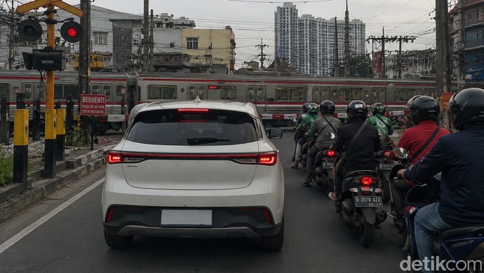 Mobil listrik lewat perlintasan kereta api.