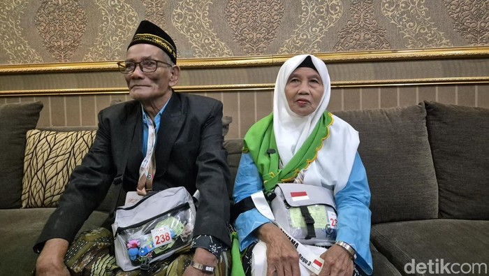 Mochmmad Nurhasan (78) dan Dawama (73) pasutri asal Sidoarjo berangkat haji dari hasil berjualan bubur.