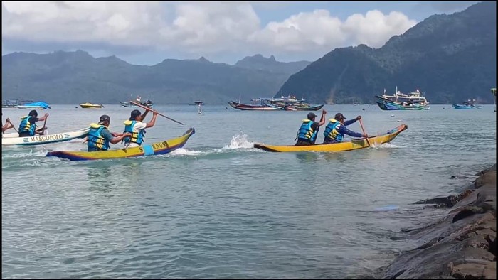 Nelayan Trenggalek ikut lomba perahu kunting