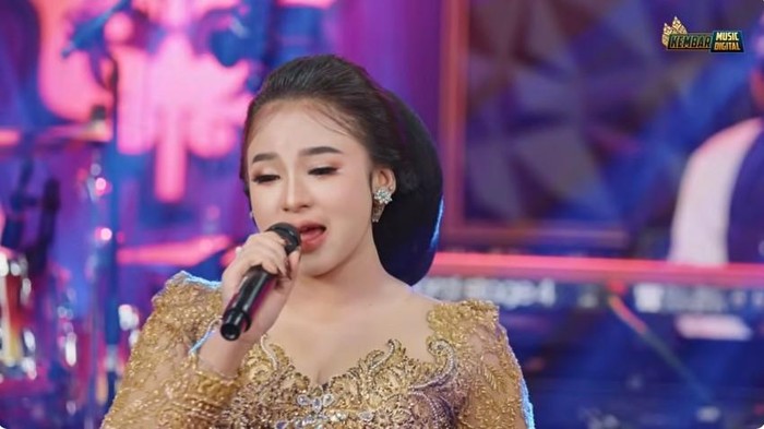 Niken Salindry Menyanyikan Lagu Negoro Angin