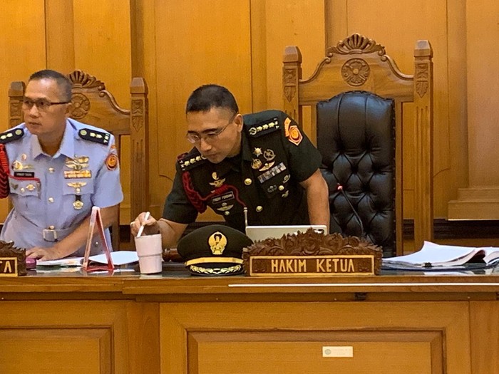 Foto: Hakim mengecek barang bukti yang ditampilkan oditur dalam sidang penyiraman air keras ke Andrie Yunus (detikcom)