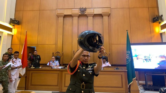 Oditur menampilkan barang bukti kasus penyiraman air keras terhadap Andrie Yunus. (detikcom)