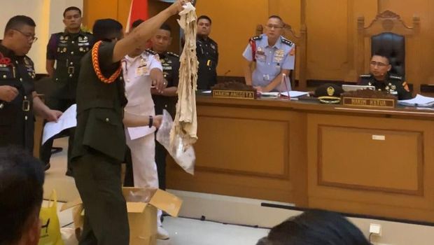 Oditur tampilkan barang bukti kasus penyiraman air keras terhadap Andrie Yunus (detikcom)