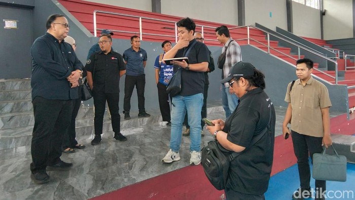 Panitia pelaksana SBY Cup 2026 melakukan pengecekan di GOR Samapta, Sanden, Kecamatan Magelang Utara, Kota Magelang, Rabu (6/5/2026).