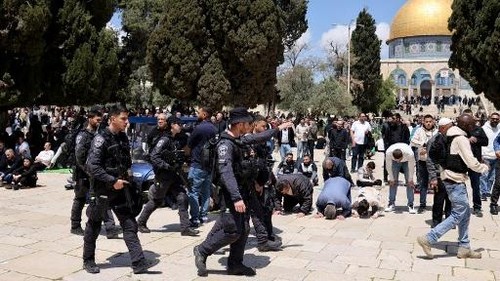 Israeli security arrive as Muslim worshippers gather outside the Dome of the Rock at the Al-Aqsa Mosque compound for Friday noon prayers, in Jerusalems Old City on April 10, 2026. The Al-Aqsa Mosque was reopened to Muslim worshippers on April 9, 2026, following a 40-day closure since the US-Israel war with Iran began on February 28. Jerusalems Old City contains major holy sites for all three Abrahamic religions, which had been shuttered since the start of the war sparked by the US-Israeli attack on Iran. (Photo by AHMAD GHARABLI / AFP) /
