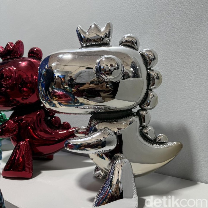 Patung Balon T-Rex di Art Jakarta Gardens
