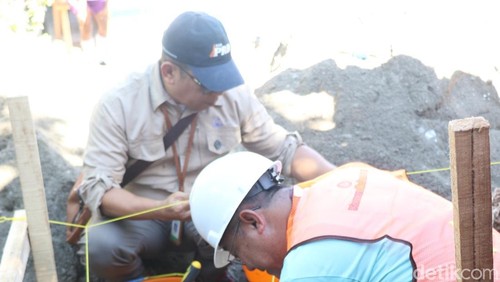 Mendikdasmen RI, Abdul Muti, saat peletakan baru pertama pembangunan gedung SDI Noelbaki, Kabupaten Kupang, NTT, Selasa (5//5/2026).