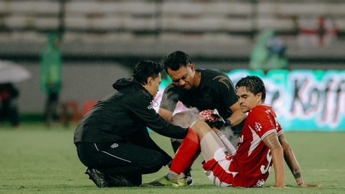 Pemain Bali United Diego Campos mendapat perawatan ketika mengalami benturan saat melawan PSM Makassar di Stadion Kapten I Wayan Dipta, 27 April 2026. (Foto: Dok. Bali United)