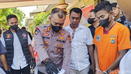 Kapolres Bima, AKBP Muh Anton Bhayangkara Gaisar, memasukkan sabu ke dalam blender dan disaksikan tersangka, di Mapolres Bima, Rabu (6/6/2026).