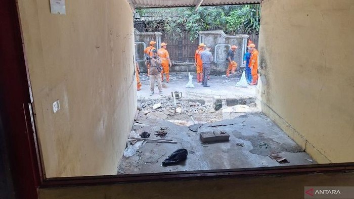 Petugas gabungan menangani tembok roboh di SDN Tebet Barat 08 Pagi, Jakarta, Selasa (5/5/2026).