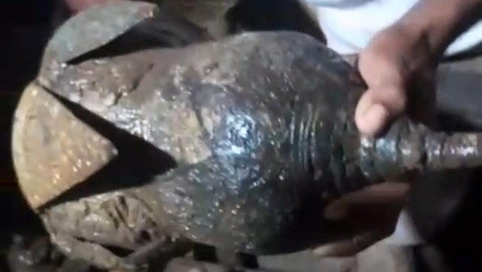 Barang antik yang ditemukan warga di Pantai Konga, Kecamatan Titehena, Senin malam (4/5/2026).