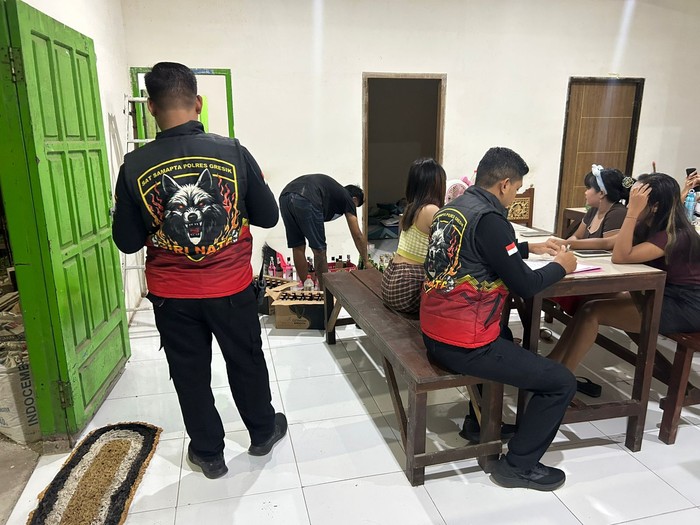 Penggerebekan warung remang-remang di Gresik
