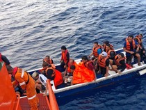 Video: Evakuasi 13 Penumpang Kapal Layar Motor yang Tenggelam di Maluku
