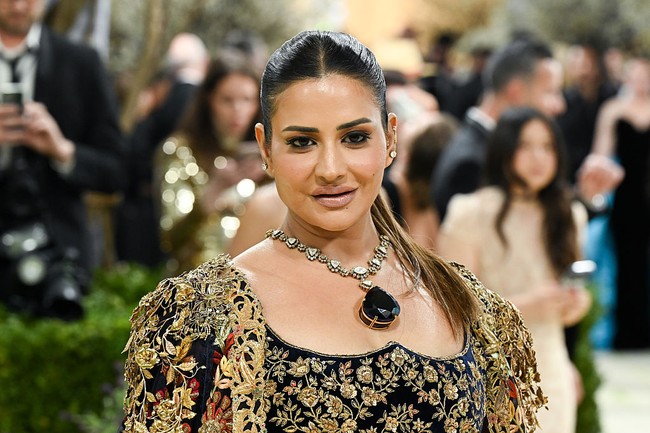 Pengusaha miliarder Sudha Reddy mengenakan kalung dari koleksi pribadinya senilai USD 15 juta (sekitar Rp240 miliar). Pusat perhatian ada pada liontin tanzanite 550 karat yang dikenal sebagai ‘Queen of Merelani.’ Foto: Variety via Getty Images/Gilbert Flores
