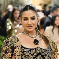 Pengusaha miliarder Sudha Reddy mengenakan kalung dari koleksi pribadinya senilai USD 15 juta (sekitar Rp240 miliar). Pusat perhatian ada pada liontin tanzanite 550 karat yang dikenal sebagai ‘Queen of Merelani.’ Foto: Variety via Getty Images/Gilbert Flores