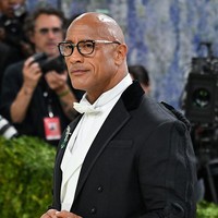 Aktor 54 tahun ini mengenakan jam tangan Jacob & Co. ‘Billionaire III’ senilai USD 3,3 juta (sekitar Rp53 miliar)—menjadikannya salah satu aksesori termahal malam itu. Dia juga menambahkan bros berlian dan zamrud dari Manish Malhotra. Foto: Penske Media via Getty Images/Michael Buckner