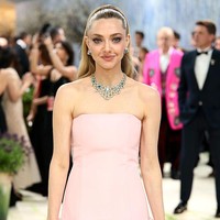 Amanda Seyried tampil bak putri dengan perhiasan Tiffany & Co. berupa anting berlian dan aquamarine, serta kalung statement dengan zircon biru, zamrud, dan berlian. Foto: Getty Images for The Met Museum//Dimitrios Kambouris