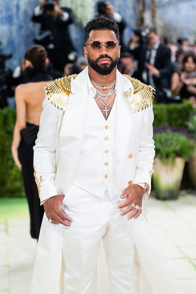 Russell Wilson tampil penuh bling dengan jam Jacob & Co. senilai USD 1,5 juta (sekitar Rp24 miliar) dan kalung berlian Ashoka senilai USD 2,4 juta (sekitar Rp38 miliar), ditambah koleksi berlian lainnya. Foto: Getty Images/TheStewartofNY