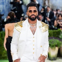 Russell Wilson tampil penuh bling dengan jam Jacob & Co. senilai USD 1,5 juta (sekitar Rp24 miliar) dan kalung berlian Ashoka senilai USD 2,4 juta (sekitar Rp38 miliar), ditambah koleksi berlian lainnya. Foto: Getty Images/TheStewartofNY