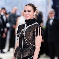Emily mengenakan body necklace mutiara dari Mikimoto senilai USD 500.000 (sekitar Rp8 miliar). Kalung ini terdiri dari ribuan mutiara Akoya, dengan pusat batu morganite 21,85 karat yang dikelilingi hampir 46 karat berlian. Foto: Getty Images/TheStewartofNY