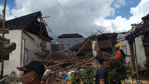 Proses perobohan gedung SDN 3 Sembung Gede, Kecamatan Kerambitan, Tabanan mengalami kendala karena dikerjakan secara manual.