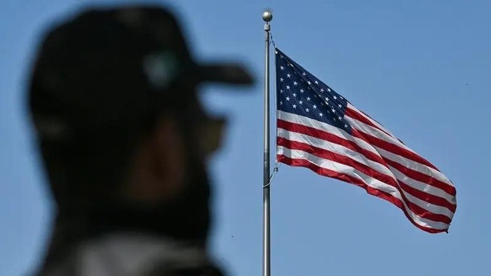 Personel Kepolisian Pakistan berjaga di luar Konsulat AS di Karachi pada Maret 2026 (dok. AFP) 