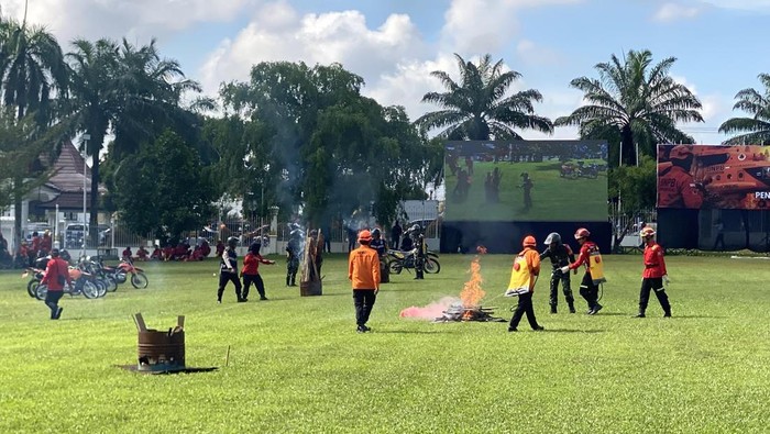 Personel Satgas Karhutla melakukan simulasi pemadaman api
