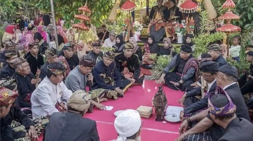 Pertemuan keluarga mempelai dalam prosesi pernikahan Suku Sasak di Lombok, NTB. (Foto: Facebook Pemprov NTB)