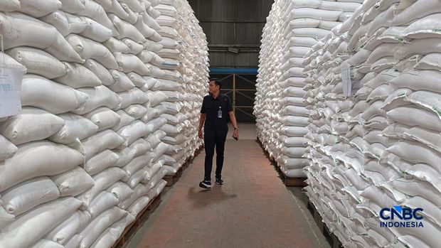 Perum Bulog mengundang mahasiswa yang tergabung dalam Badan Eksekutif Mahasiswa (BEM) se-Indonesia untuk meninjau langsung kondisi gudang beras di Kelapa Gading, Jakarta Utara, Rabu (6/5/2026). (CNBC Indonesia/Martyasari Rizky)