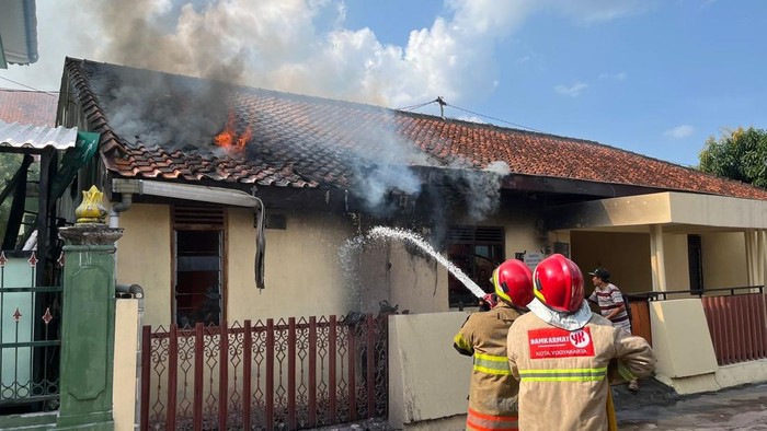 Kos di Demangan Jogja Terbakar, Dipicu Percikan Api dari Motor
