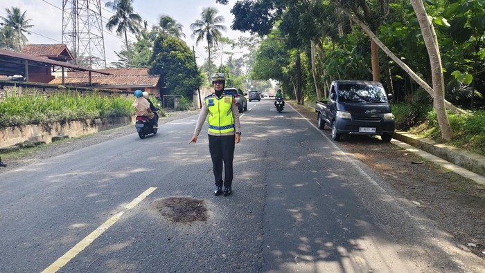 Petugas kepolisian melakukan olah TKP peristiwa kecelakaan lalu lintas di Jalan Raya Ajibarang-Purwokerto, tepatnya di Desa Pagraji, Kecamatan Cilongok, Kabupaten Banyumas, Rabu (6/5/2026).