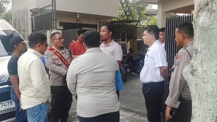 Petugas kepolisian saat mengecek ke lokasi. (Foto: dok. Polsek Sunggal)
