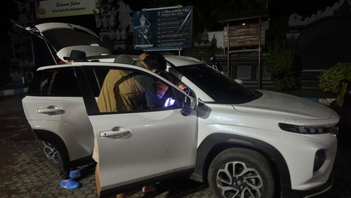 Petugas mengamankan sejumlah barang bukti saat menangkap WN Inggris inisial AM (35), di Pelabuhan Gilimanuk, Jembrana, Selasa (5/5/2026). AM ditangkap lantaran menusuk pegawai hotel di Buleleng. (Dok. Polres Jembrana)