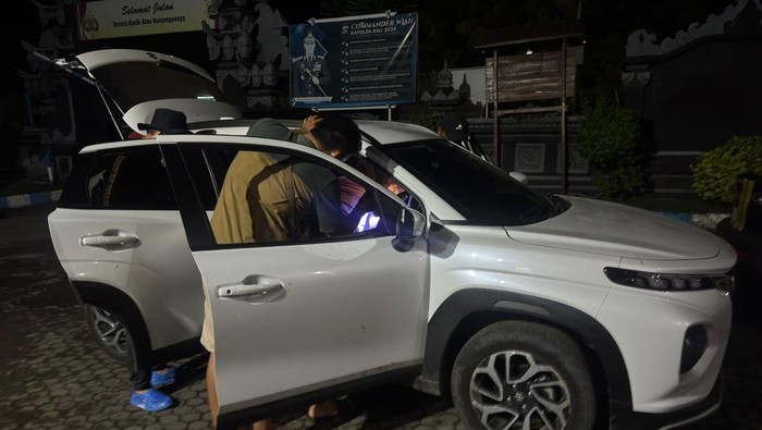 Petugas mengamankan sejumlah barang bukti saat menangkap WN Inggris inisial AM (35), di Pelabuhan Gilimanuk, Jembrana, Selasa (5/5/2026). AM ditangkap lantaran menusuk pegawai hotel di Buleleng. (Dok. Polres Jembrana)