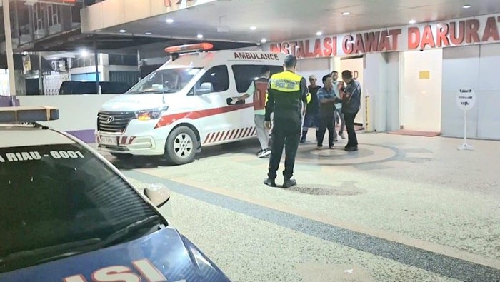 Polantas Polda Riau mengawal ambulans yang membawa pasien kritis, pada Selasa (5/5) malam. Sayangnya, pasien dinyatakan meninggal dunia pada Rabu (6/5) dini hari.