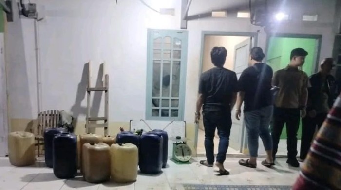 Polisi menggerebek sebuah kontrakan di Bengkulu yang diduga dijadikan tempat BBM diduga oplosan