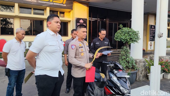 Polisi menunjukkan barang bukti berupa celurit dan sepeda motor dalam kasus pembacokan di Kota Cirebon.