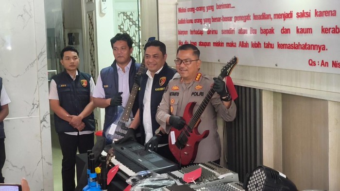 Polisi menunjukkan barbuk hasil curian maling sasar gereja di Lereng Merapi-Merbabu