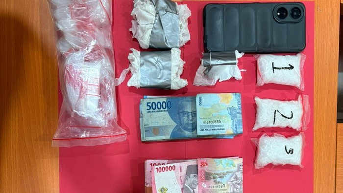 Polisi sita sejumlah sabu serta inverter yang digunakan untuk sembunyikan barang bukti. (Istimewa)