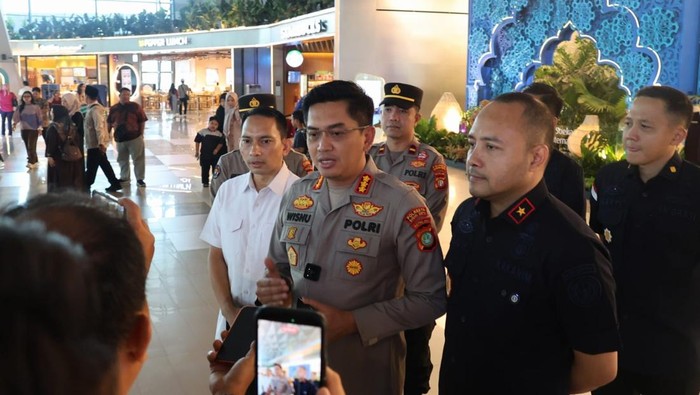Polres Bandara Soekarno-Hatta dan pihak Imigrasi mencegah puluhan calon jemaah haji nonprosedural.