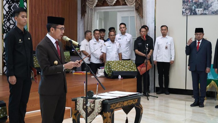 Ratu Dewa membacakan putusan pergantian Kepala Dinas Perhubungan Palembang Agus Supriyanto