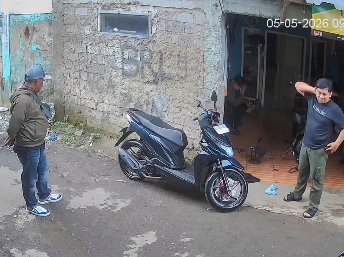 Rekaman CCTV pencurian motor dengan modus COD di Lembang, pelaku mengenakan topi
