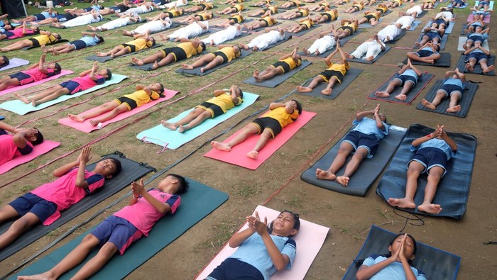 Ribuan pelajar melakukan gerakan yoga asana saat Rekor MURI Gebyar Yoga Asana di Taman Kota Lumintang, Denpasar, Bali, Rabu (6/5/2026). Kegiatan yang digelar serentak di sejumlah lokasi di Bali tersebut melibatkan 12.971 siswa dari 238 sekolah untuk meningkatkan kesehatan sekaligus pencatatan rekor di Museum Rekor Dunia Indonesia (MURI). ANTARA FOTO/Nyoman Hendra Wibowo/bar
